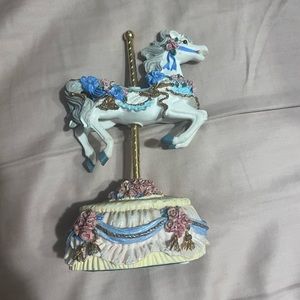 Figurines, magnets, bell and music boxes